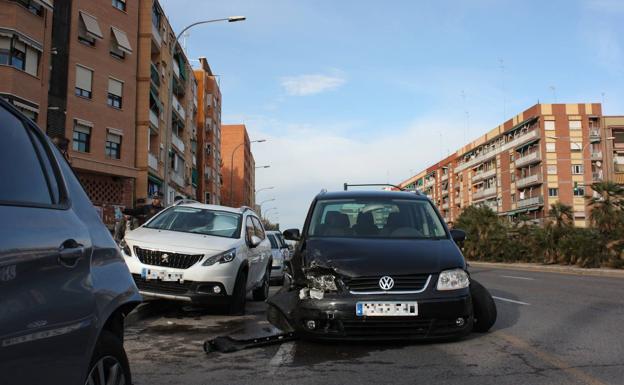 Imagen principal - Accidente en Valencia | Un coche arrolla a un ciclista de 20 años en una colisión múltiple en Valencia