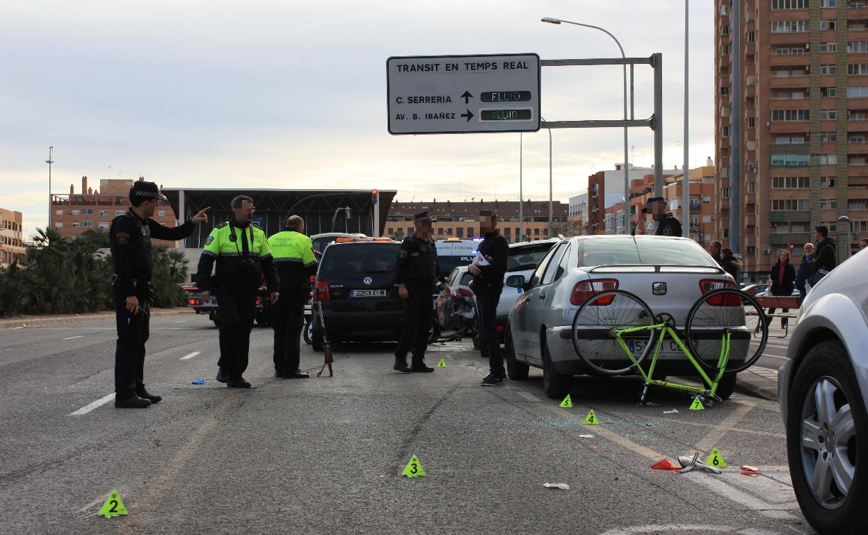 La Policía interviene tras el accidente en la calle Luis Peixó.