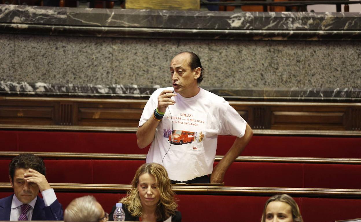 El concejal de VOX en el Ayuntamiento de Valencia, Vicente Montañez, en un pleno. 