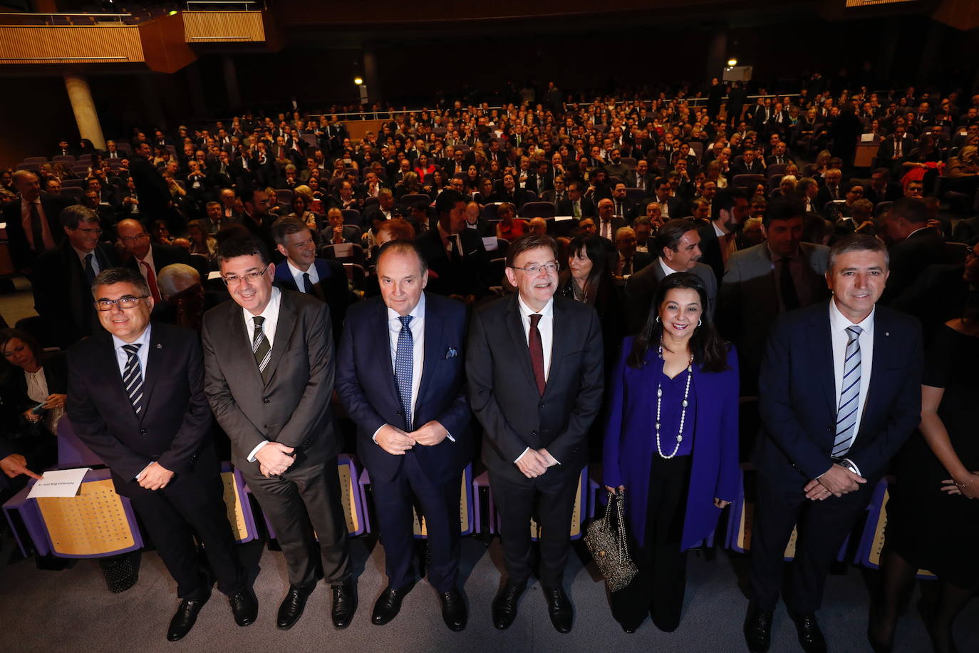 Cámara Valencia organiza un año más el encuentro económico con más de mil personas en el Palacio de Congresos para vivir la entrega de los Premios Cámara 2019 a Tejidos Royo, Power Electronics España, Alfatec Sistemas, IVI RMA Global y Francisco Lorente. En la cita celebrada en la ciudad de Valencia se dieron cita diferentes personalidades de todos los ámbitos de la sociedad valenciana.