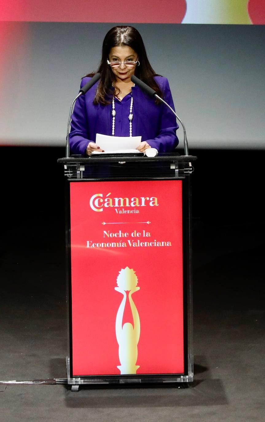 Cámara Valencia organiza un año más el encuentro económico con más de mil personas en el Palacio de Congresos para vivir la entrega de los Premios Cámara 2019 a Tejidos Royo, Power Electronics España, Alfatec Sistemas, IVI RMA Global y Francisco Lorente. En la cita celebrada en la ciudad de Valencia se dieron cita diferentes personalidades de todos los ámbitos de la sociedad valenciana.