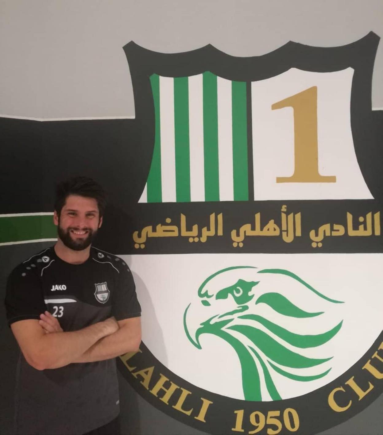 Carlos Inarejos en la sede del club Al Ahli de Qatar. 