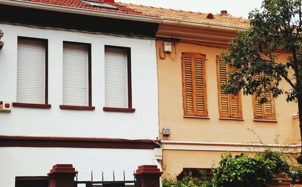 Imagen principal - Distintas fachadas del bloque, construidas como dos parcelas dvididas de un único edificio.