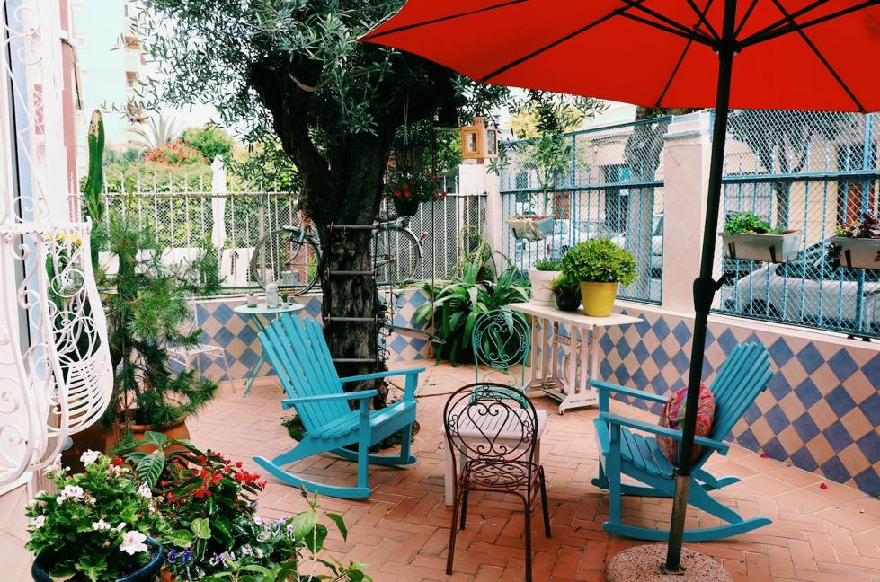 Interior del patio reformado de la vivienda de Jorge. 