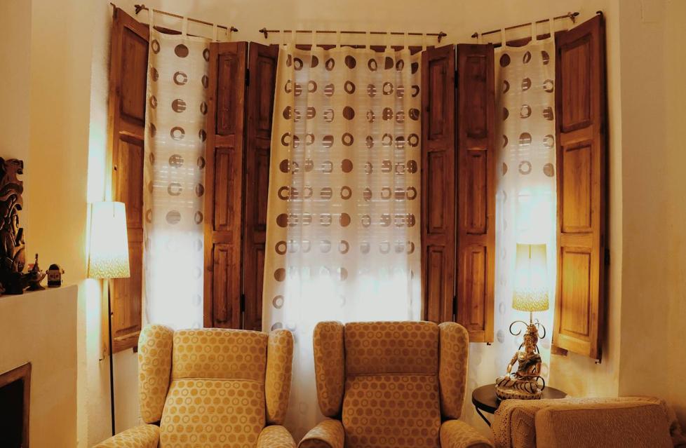 Comedor de la casa de Marisa, con la carpintería original de las ventanas.