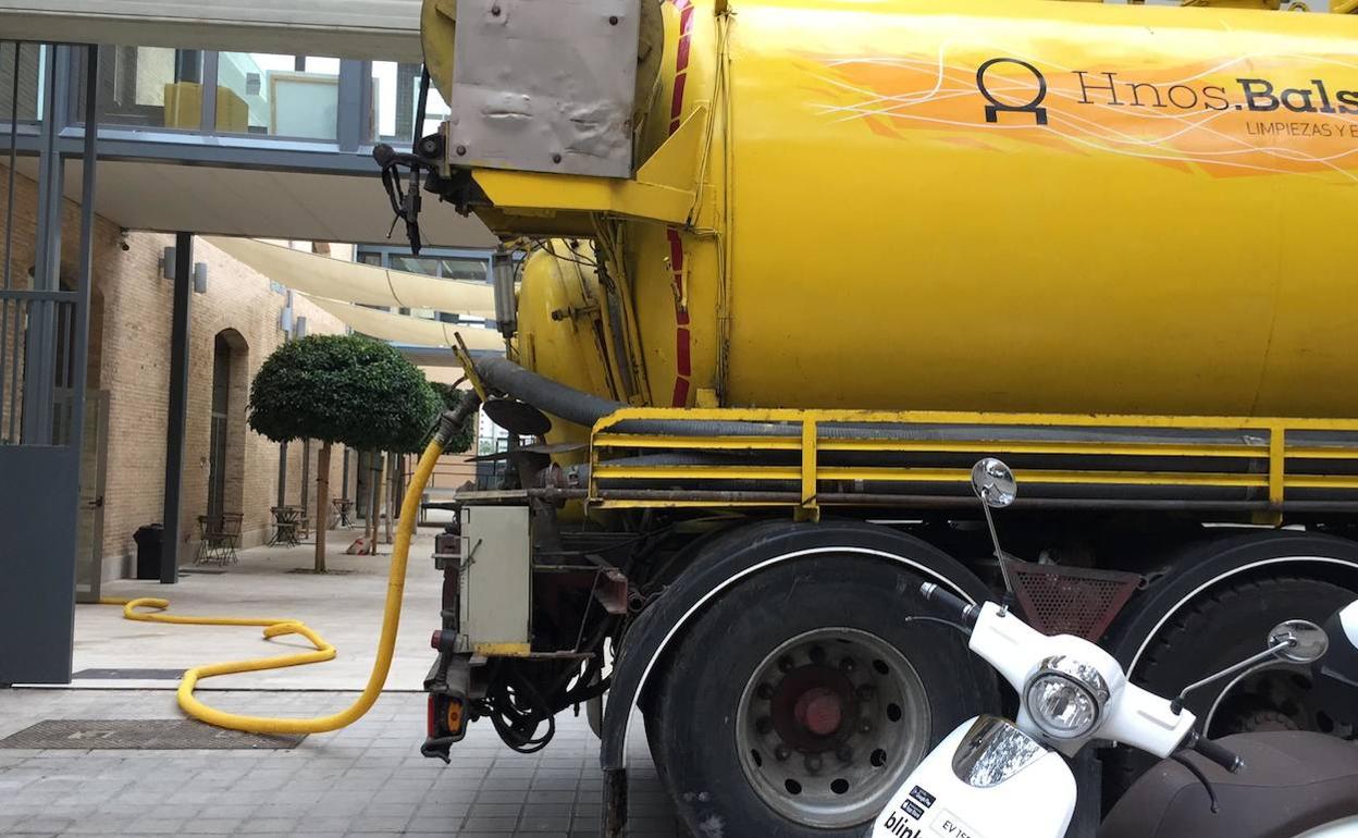 La cuba, ayer, en las inmediaciones de Las Naves para extraer el agua. 