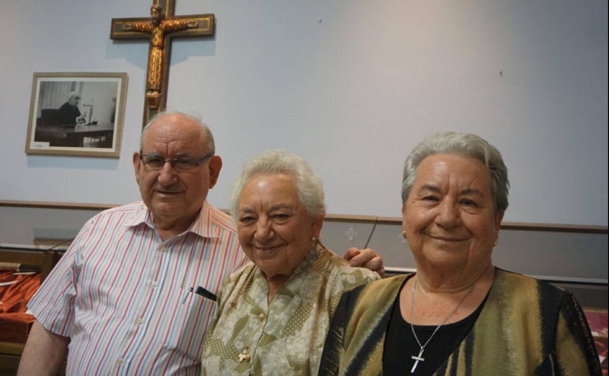 La misionera Magdalena Vicent, entre sus hermanos durante una visita a Burriana en 2017.