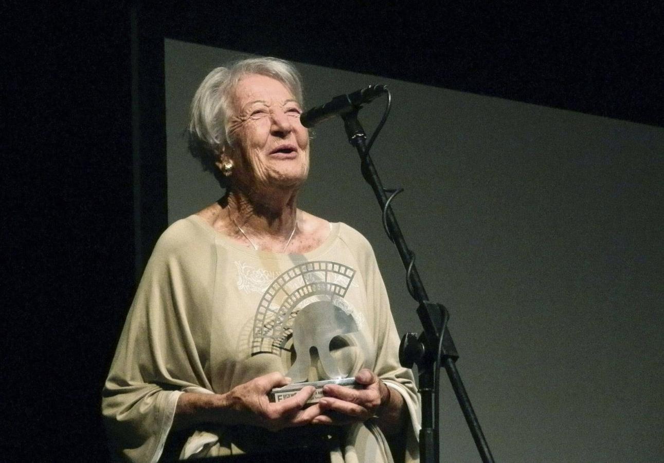 Asunción Balaguer, recogiendo el galardón por su trayectoria profesional en el Festival Internacional de Cortos de Almuñécar (FICA) en 2013.