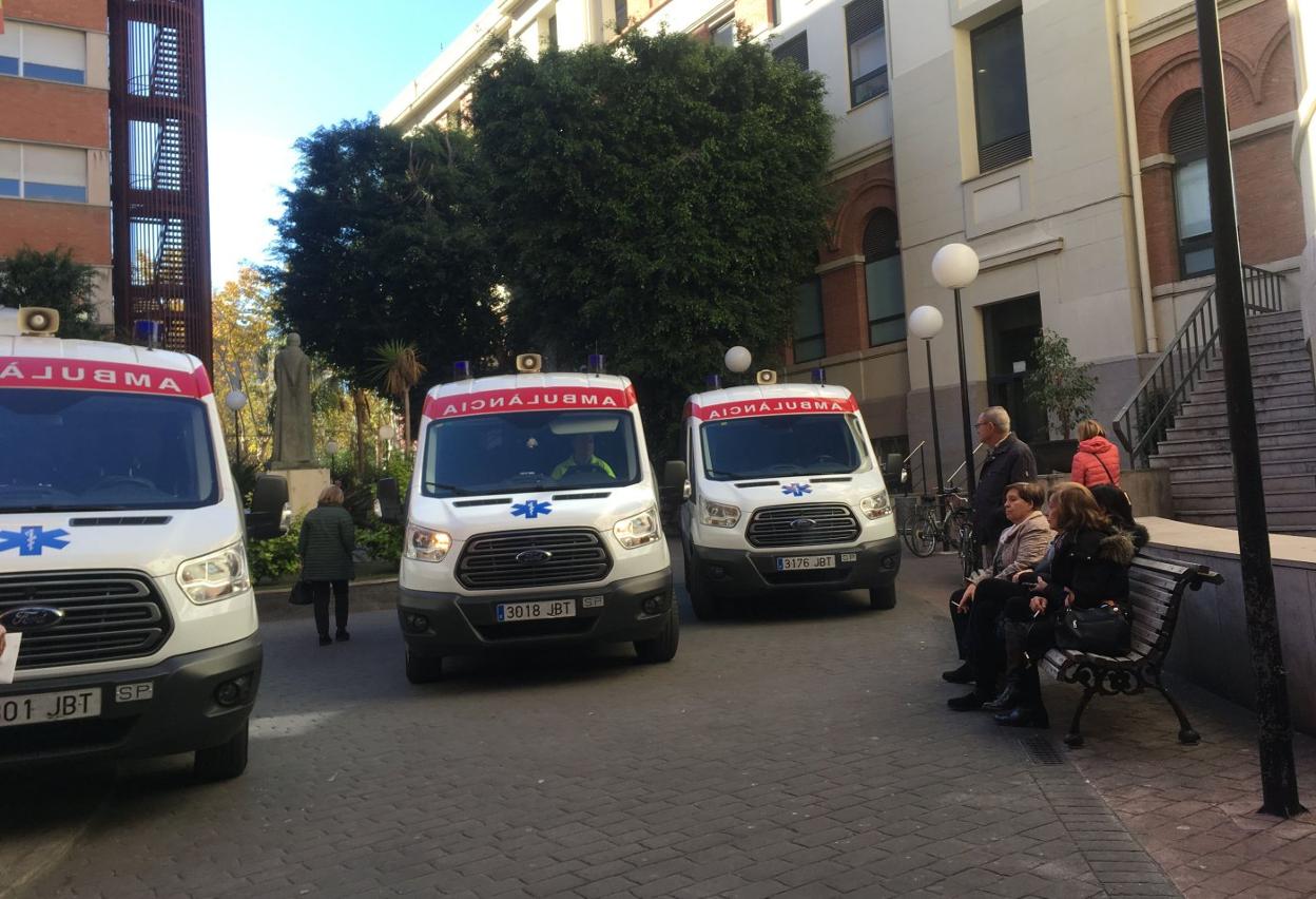 Ambulancias aparcadas en la entrada principal. 