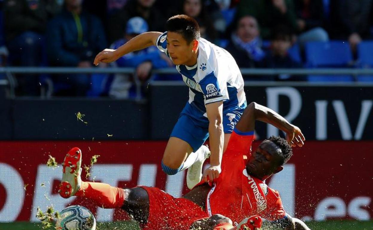 El delantero del Espanyol Wu Lei, y el defensa del Getafe Djené Dakoman 