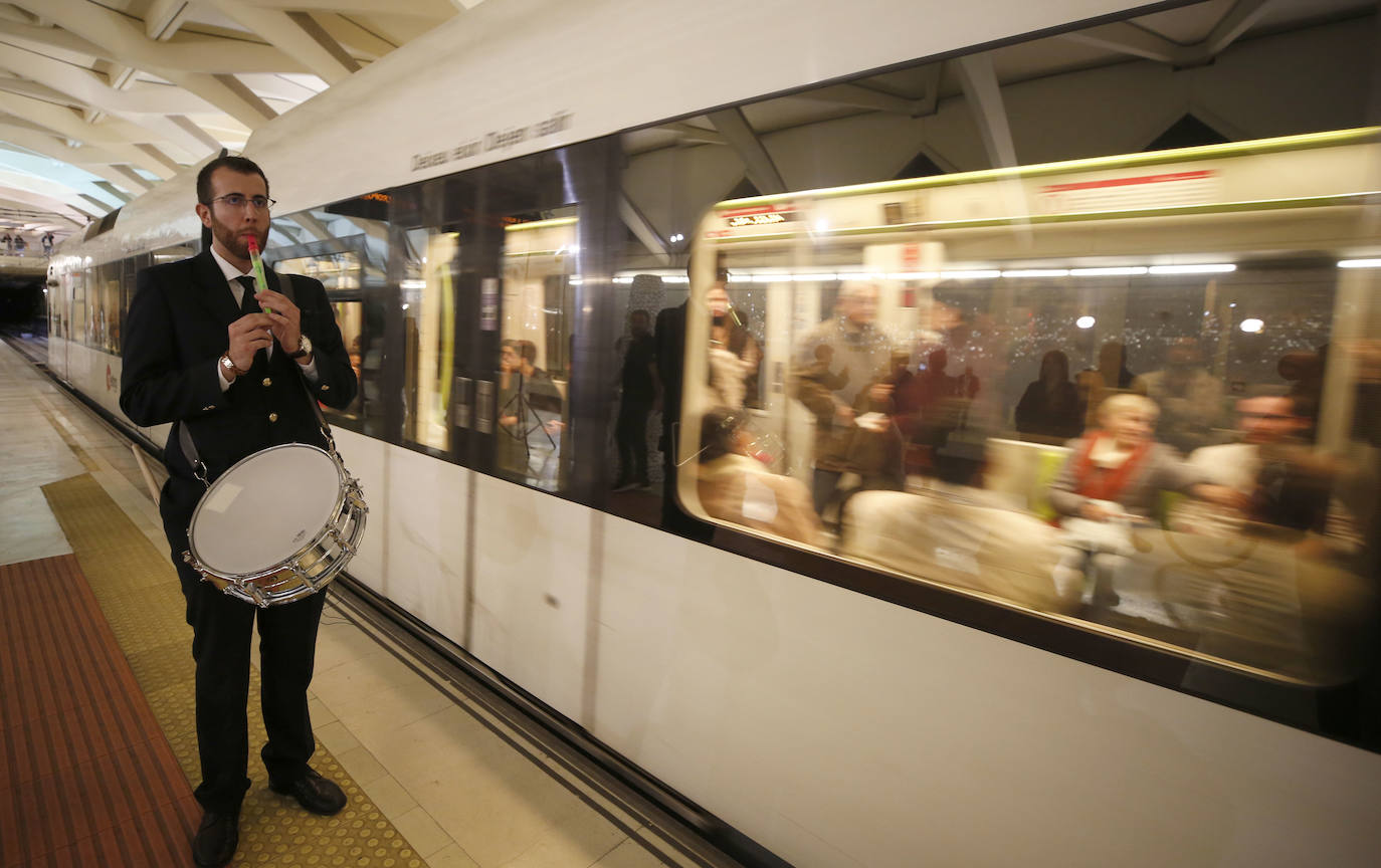 La estación de Alameda de Metrovalencia ha acogido este domingo un concierto para trenes de metro y banda del compositor valenciano Juan Luis Ferrer-Molina. El concierto ha consistido en una pieza musical «site specific» y ha sido interpretada por 50 músicos de la Sociedad Musical de Picanya.