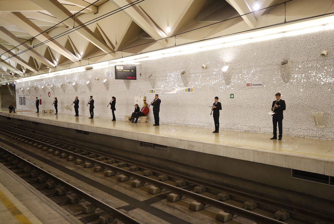 La estación de Alameda de Metrovalencia ha acogido este domingo un concierto para trenes de metro y banda del compositor valenciano Juan Luis Ferrer-Molina. El concierto ha consistido en una pieza musical «site specific» y ha sido interpretada por 50 músicos de la Sociedad Musical de Picanya.