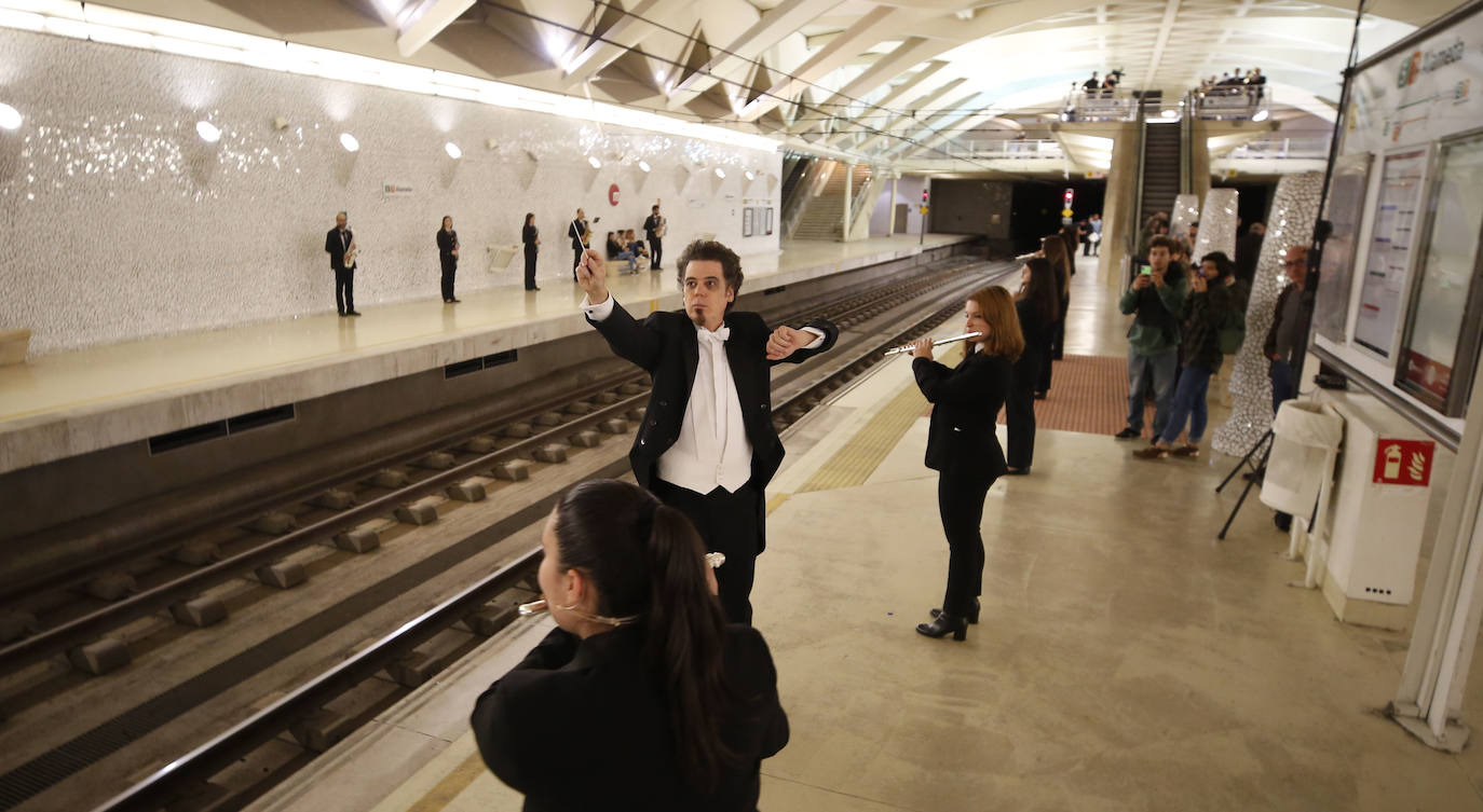 La estación de Alameda de Metrovalencia ha acogido este domingo un concierto para trenes de metro y banda del compositor valenciano Juan Luis Ferrer-Molina. El concierto ha consistido en una pieza musical «site specific» y ha sido interpretada por 50 músicos de la Sociedad Musical de Picanya.