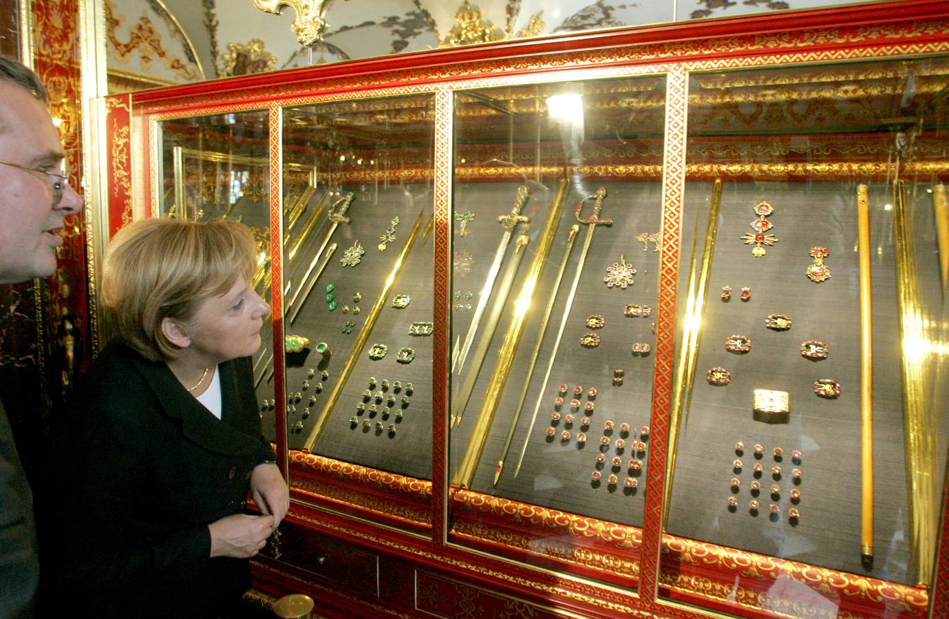 Tres aderezos de diamantes del siglo XVIII, de un valor "incalculable", son algunas de las piezas robadas este lunes por la mañana en el museo de Dresde, en el este de Alemania, que alberga una colección de tesoros única en Europa. En la imagen, la canciller Angela Merkel, mirando parte del tesoro real de Sajonia.