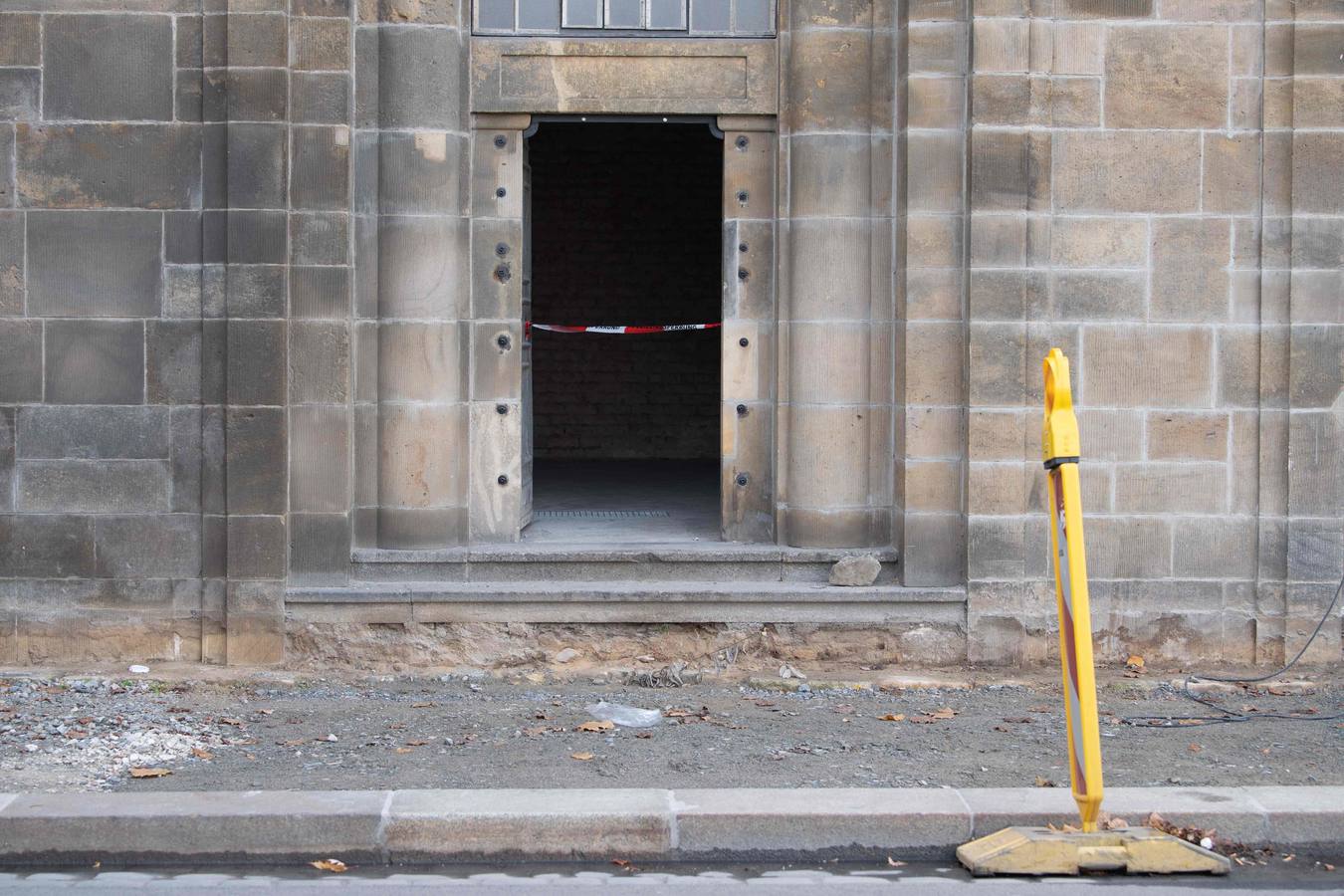 El museo de "La cúpula verde" cuenta con unas 4.000 piezas. Los ladrones se llevaron, al menos, tres juegos de diamantes y rubíes, según la policía, dentro de un total robado de unas cien piezas.