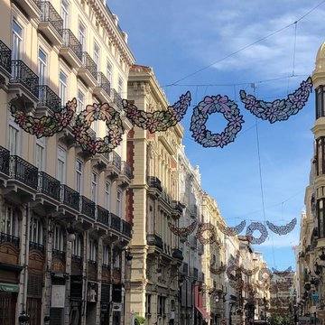 El Cap i casal encenderá sus luces en el último fin de semana del mes de noviembre y la novedad que aporta respecto a otros años es que el montaje tiene el 'efecto vidriera' por lo que durante el día, sin estar encendidas, también sirven de decoración. Los árboles volverán a las plazas de los diferentes barrios, pero sin los montajes espectaculares que se realizan en ciudades como Madrid o Vigo, incluso en el Real Jardín Botánico madrileño y en Torrejón de Ardoz, que este año es la capital europea de la Navidad. Estos son los montajes en estos municipios.