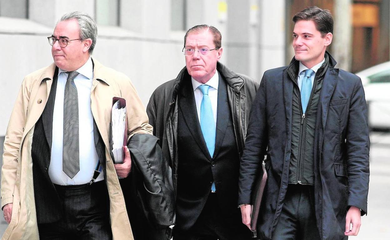 Domingo Parra, en el centro, accediendo a la Audiencia Nacional. 