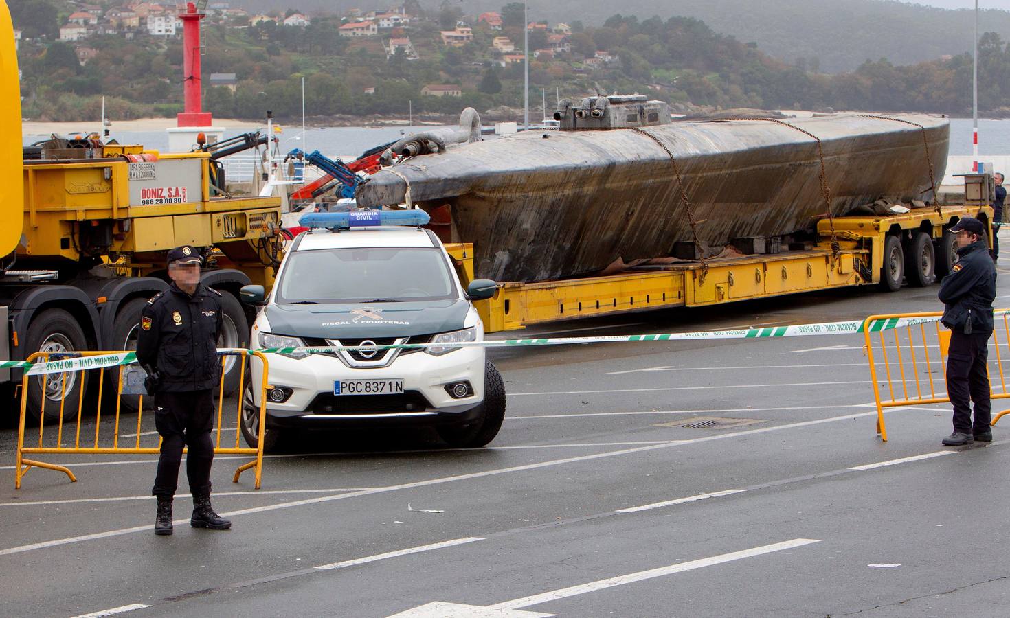 Para el traslado del submarino, un camión góndola esperaba a última hora del martes junto al puerto de Aldán, donde se desplazaron dos enormes grúas para izarlo.