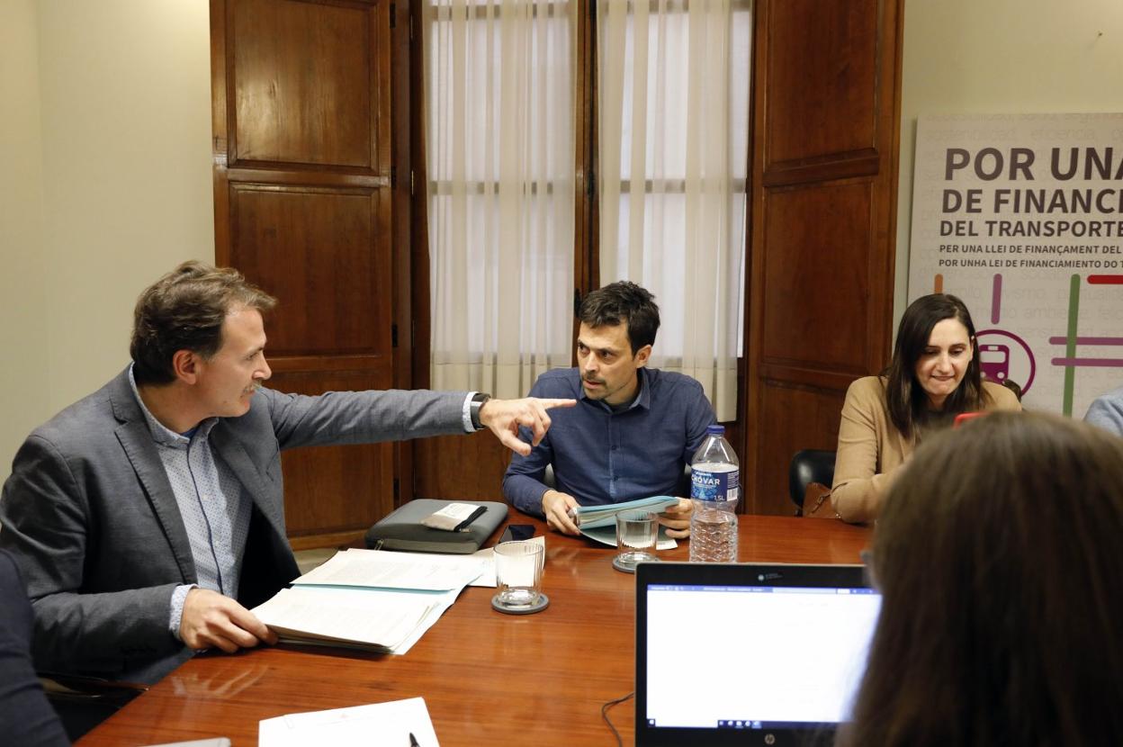 El presidente de la EMT, Giuseppe Grezzi, junto a Garcia Alemany y Elisa Valía, ayer. 