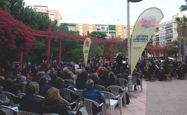 Asistentes disfrutando de un concierto. 