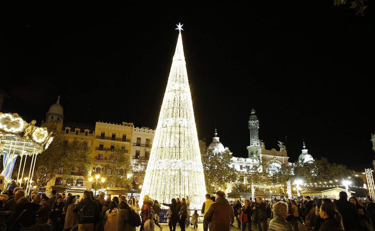 La plaza del Ayuntamiento con la iluminación navideña, en una imagen de archivo. 