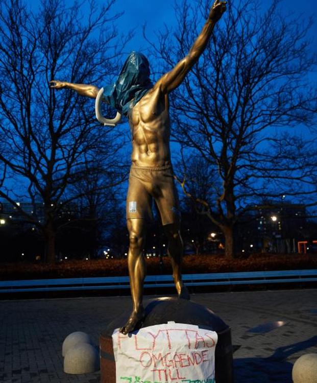 La estatua de Ibrahimovic en Malmoe, tras ser objeto de actos vandálicos. 