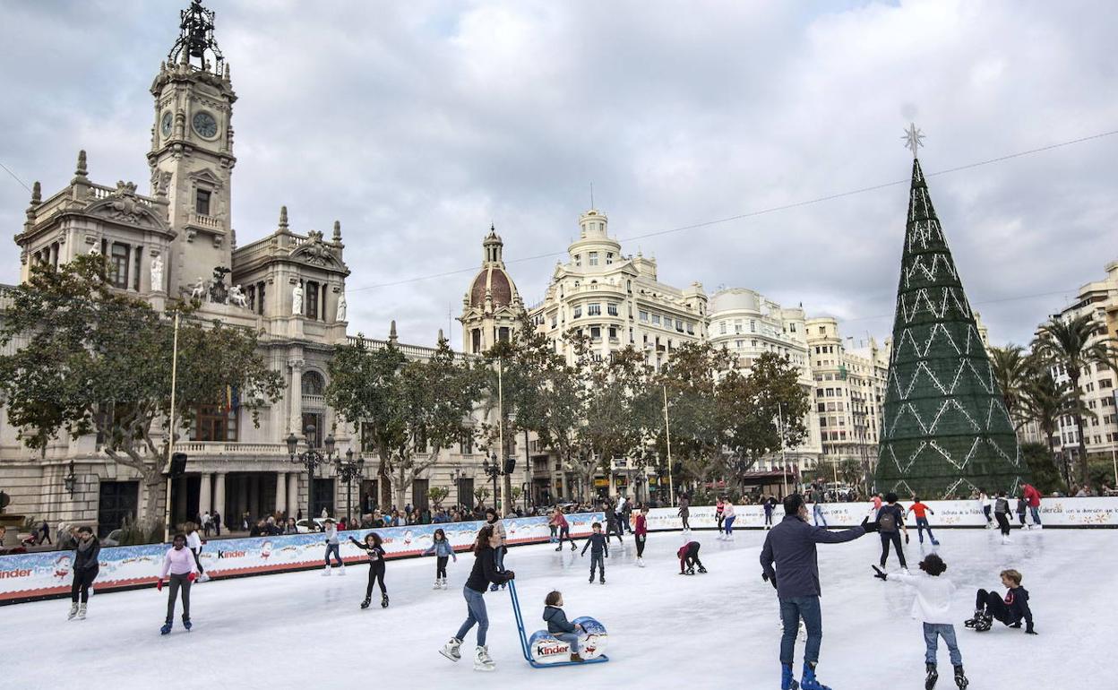 La plaza del Ayuntamiento, con la pista de hielo y el árbol, en una imagen de archivo. 