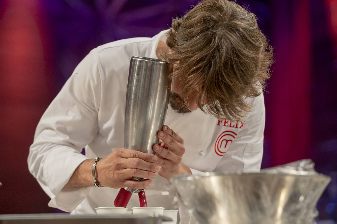 La hija de Isabel Preysler y el marqués de Griñón ha vencido por ínfimos detalles al actor Félix Gómez en una gran final en la que ambos han exhibido una gran evolución en la cocina, con dos menús que perfectamente podrían lucir en cualquier carta de un restaurante de estrella Michelin. Una de las grandes sorpresas de la noche fue la visita de Isabel Preysler y Mario Vargas Llosa.