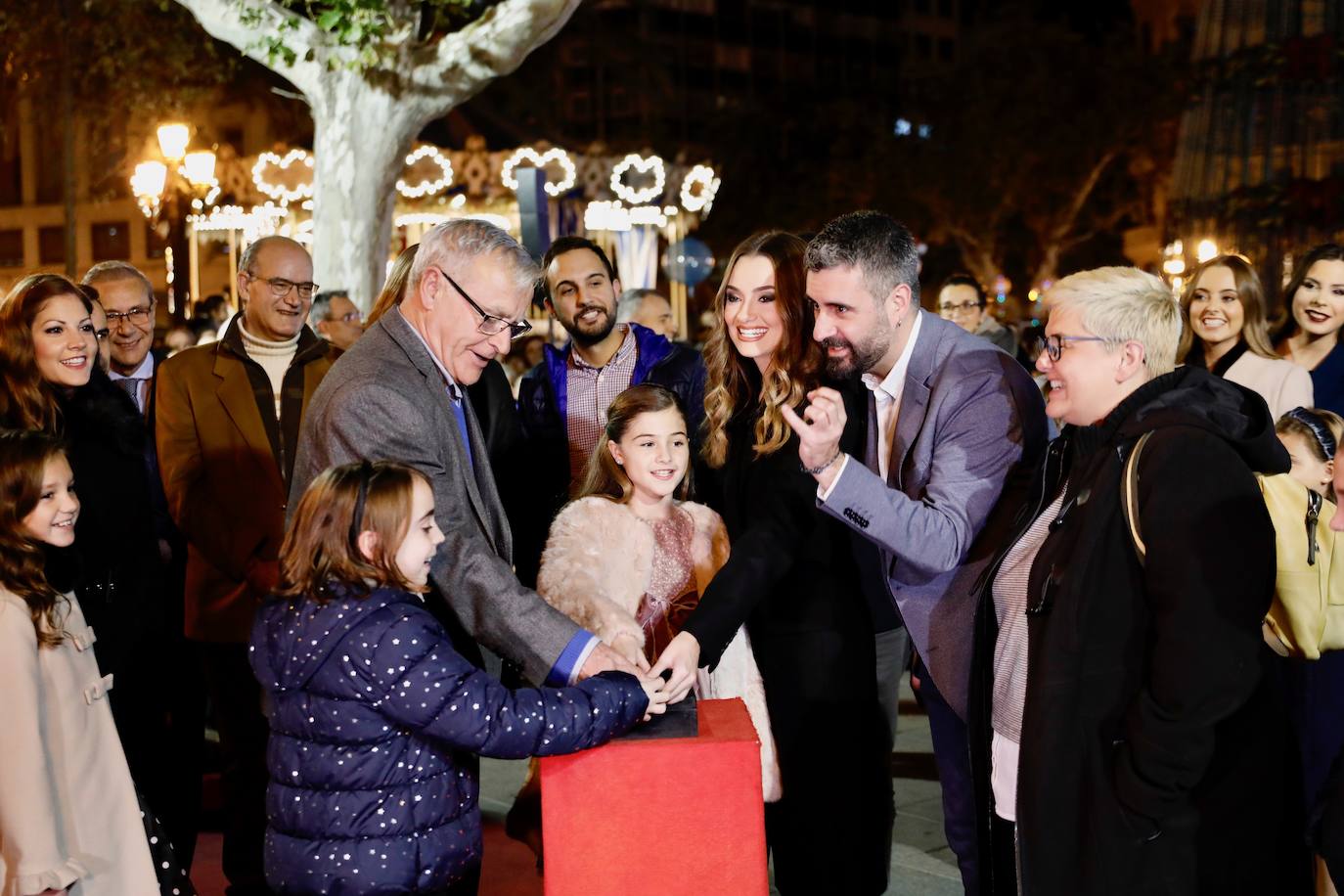 La Navidad ya ha empezado en Valencia. Joan Ribó, alcalde de la ciudad, ha encendido las luces del árbol de la Plaza del Ayuntamiento junto a las falleras mayores Consuelo Llobell y Carla García y el concejal de Cultura Festiva, Pere Fuset. El acto ha estado amenizado por las actuaciones del Coro Escolar COMVAL (CAES Comunitat Valenciana) y los Niños Cantores DIVISI.