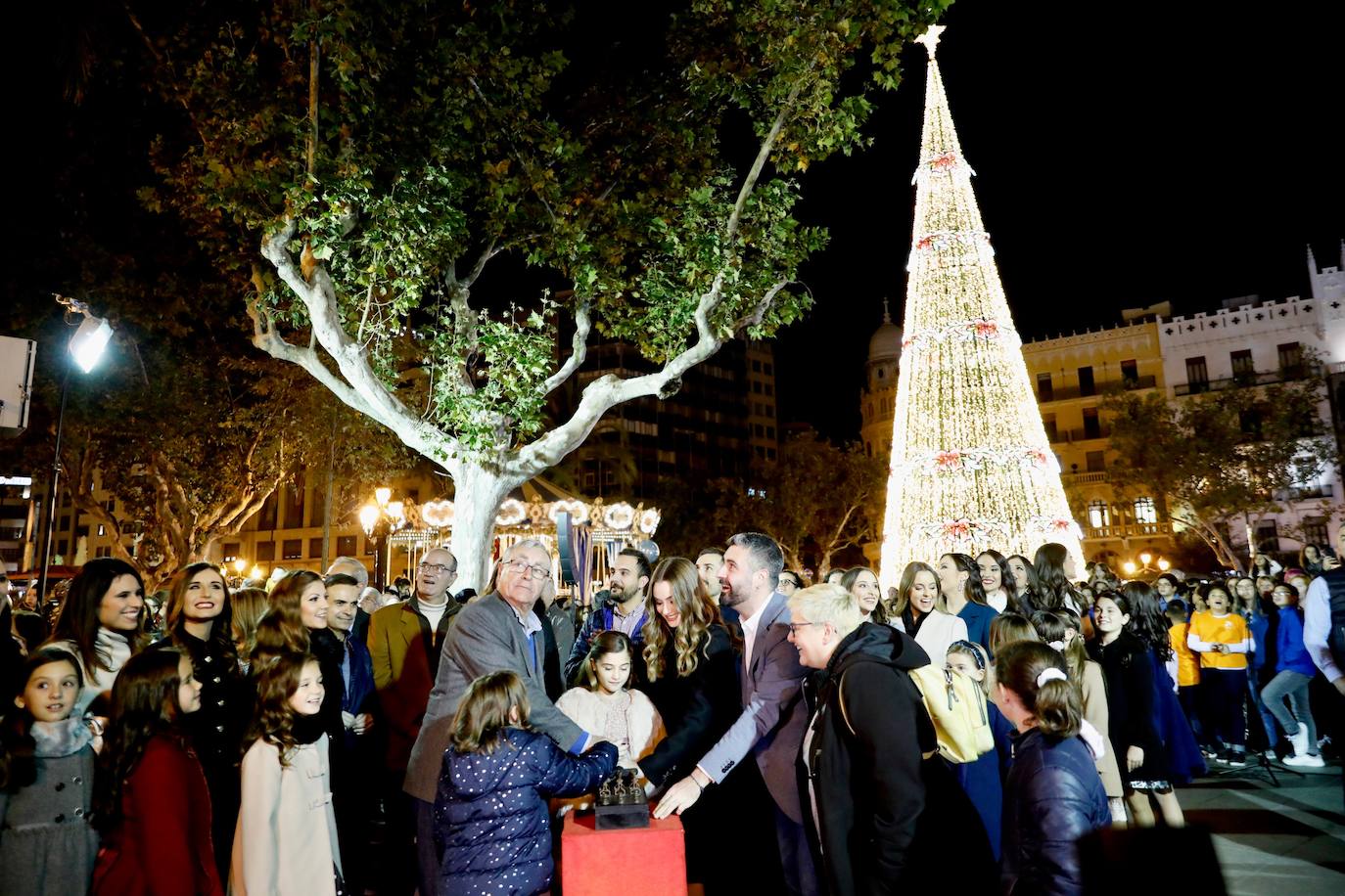 La Navidad ya ha empezado en Valencia. Joan Ribó, alcalde de la ciudad, ha encendido las luces del árbol de la Plaza del Ayuntamiento junto a las falleras mayores Consuelo Llobell y Carla García y el concejal de Cultura Festiva, Pere Fuset. El acto ha estado amenizado por las actuaciones del Coro Escolar COMVAL (CAES Comunitat Valenciana) y los Niños Cantores DIVISI.