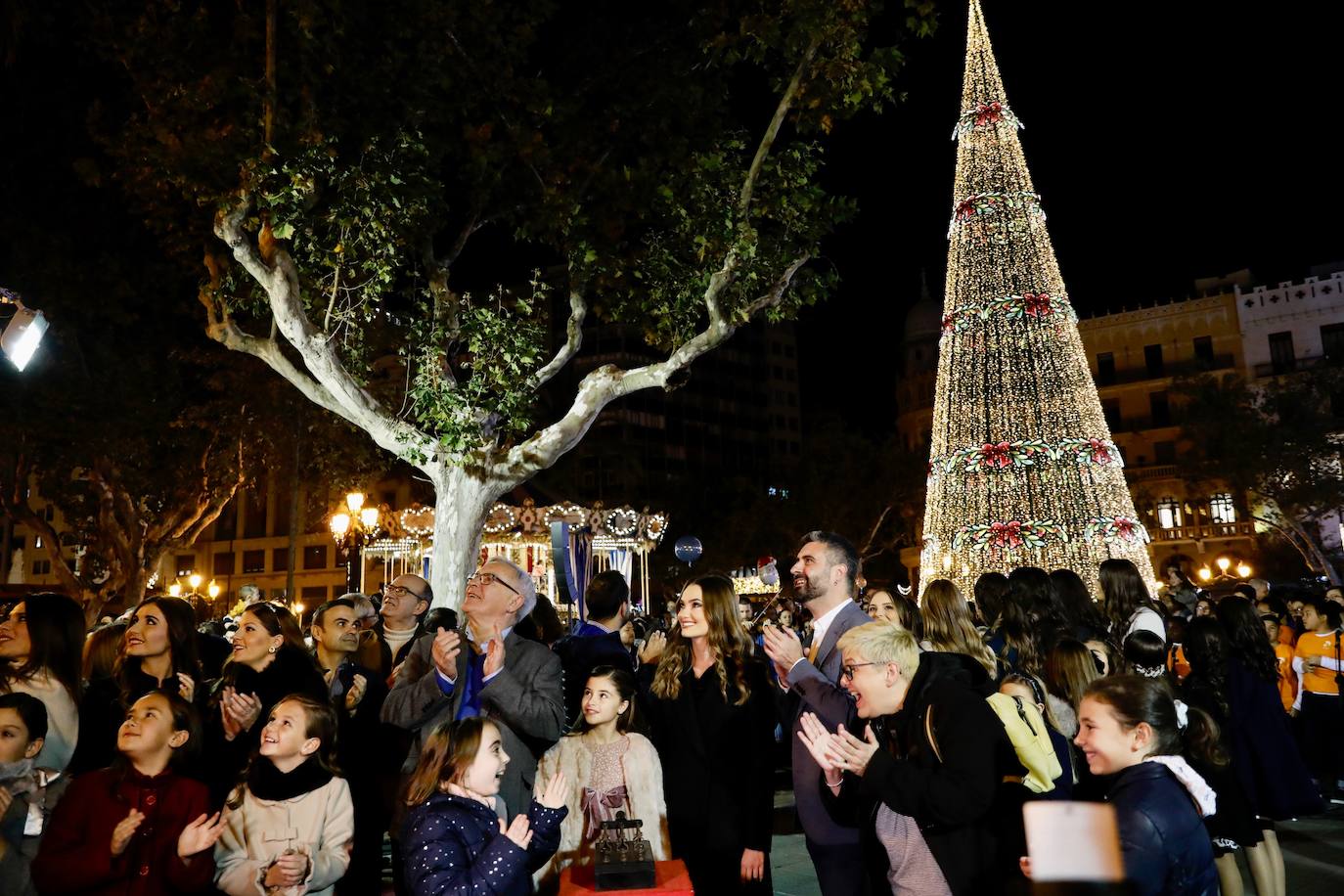 La Navidad ya ha empezado en Valencia. Joan Ribó, alcalde de la ciudad, ha encendido las luces del árbol de la Plaza del Ayuntamiento junto a las falleras mayores Consuelo Llobell y Carla García y el concejal de Cultura Festiva, Pere Fuset. El acto ha estado amenizado por las actuaciones del Coro Escolar COMVAL (CAES Comunitat Valenciana) y los Niños Cantores DIVISI.