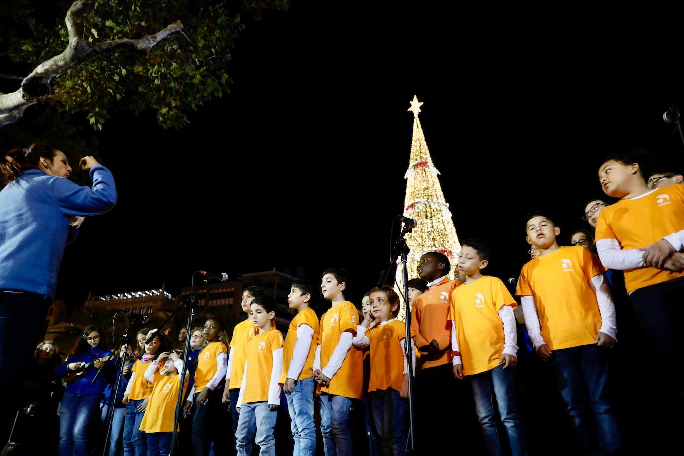 La Navidad ya ha empezado en Valencia. Joan Ribó, alcalde de la ciudad, ha encendido las luces del árbol de la Plaza del Ayuntamiento junto a las falleras mayores Consuelo Llobell y Carla García y el concejal de Cultura Festiva, Pere Fuset. El acto ha estado amenizado por las actuaciones del Coro Escolar COMVAL (CAES Comunitat Valenciana) y los Niños Cantores DIVISI.