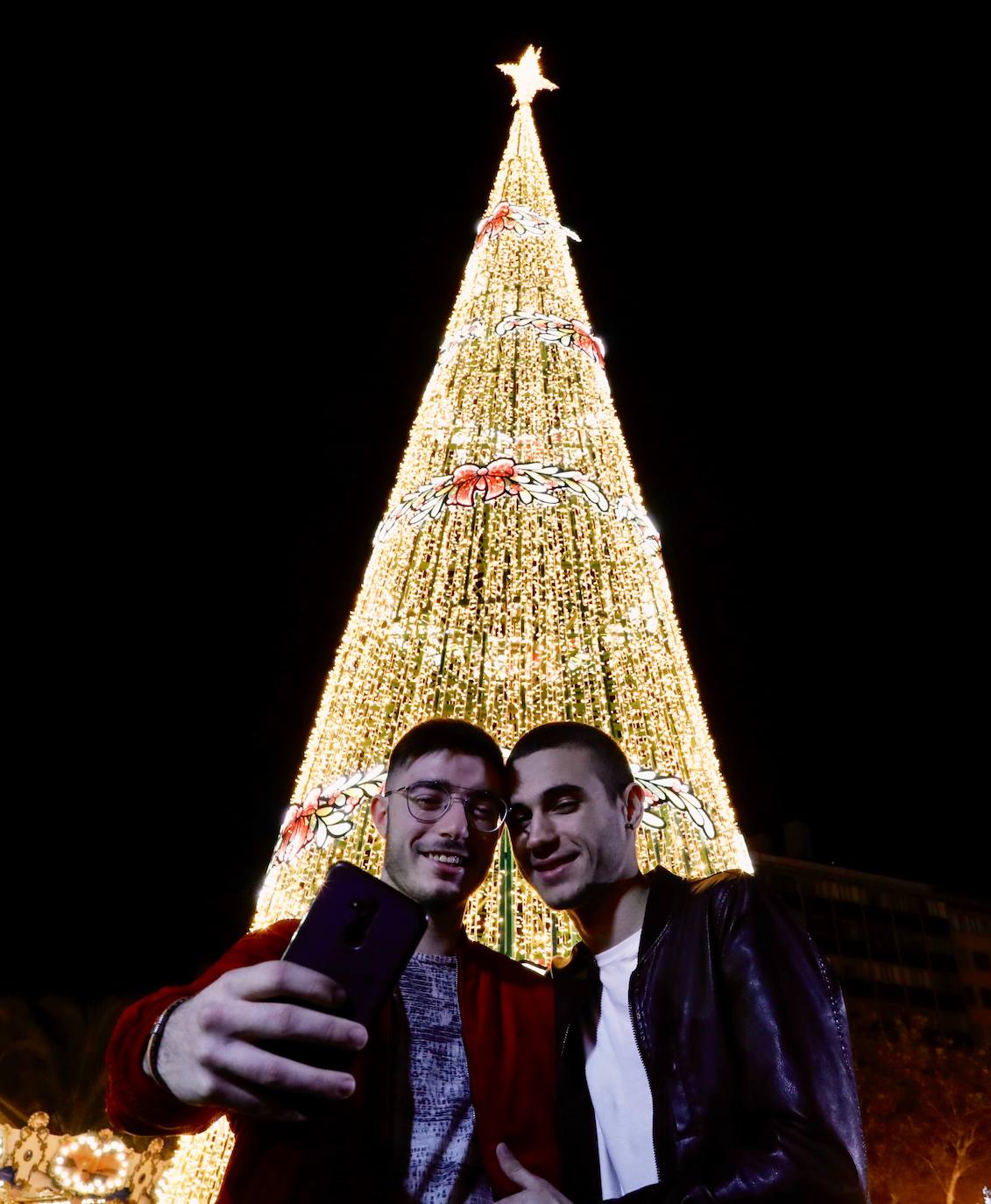 La Navidad ya ha empezado en Valencia. Joan Ribó, alcalde de la ciudad, ha encendido las luces del árbol de la Plaza del Ayuntamiento junto a las falleras mayores Consuelo Llobell y Carla García y el concejal de Cultura Festiva, Pere Fuset. El acto ha estado amenizado por las actuaciones del Coro Escolar COMVAL (CAES Comunitat Valenciana) y los Niños Cantores DIVISI.