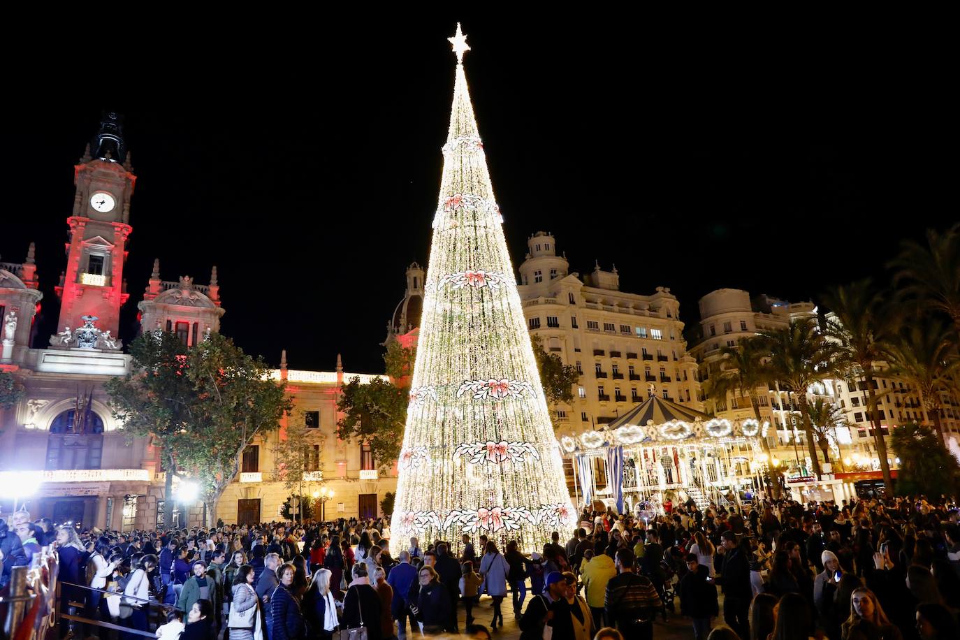 La Navidad ya ha empezado en Valencia. Joan Ribó, alcalde de la ciudad, ha encendido las luces del árbol de la Plaza del Ayuntamiento junto a las falleras mayores Consuelo Llobell y Carla García y el concejal de Cultura Festiva, Pere Fuset. El acto ha estado amenizado por las actuaciones del Coro Escolar COMVAL (CAES Comunitat Valenciana) y los Niños Cantores DIVISI.