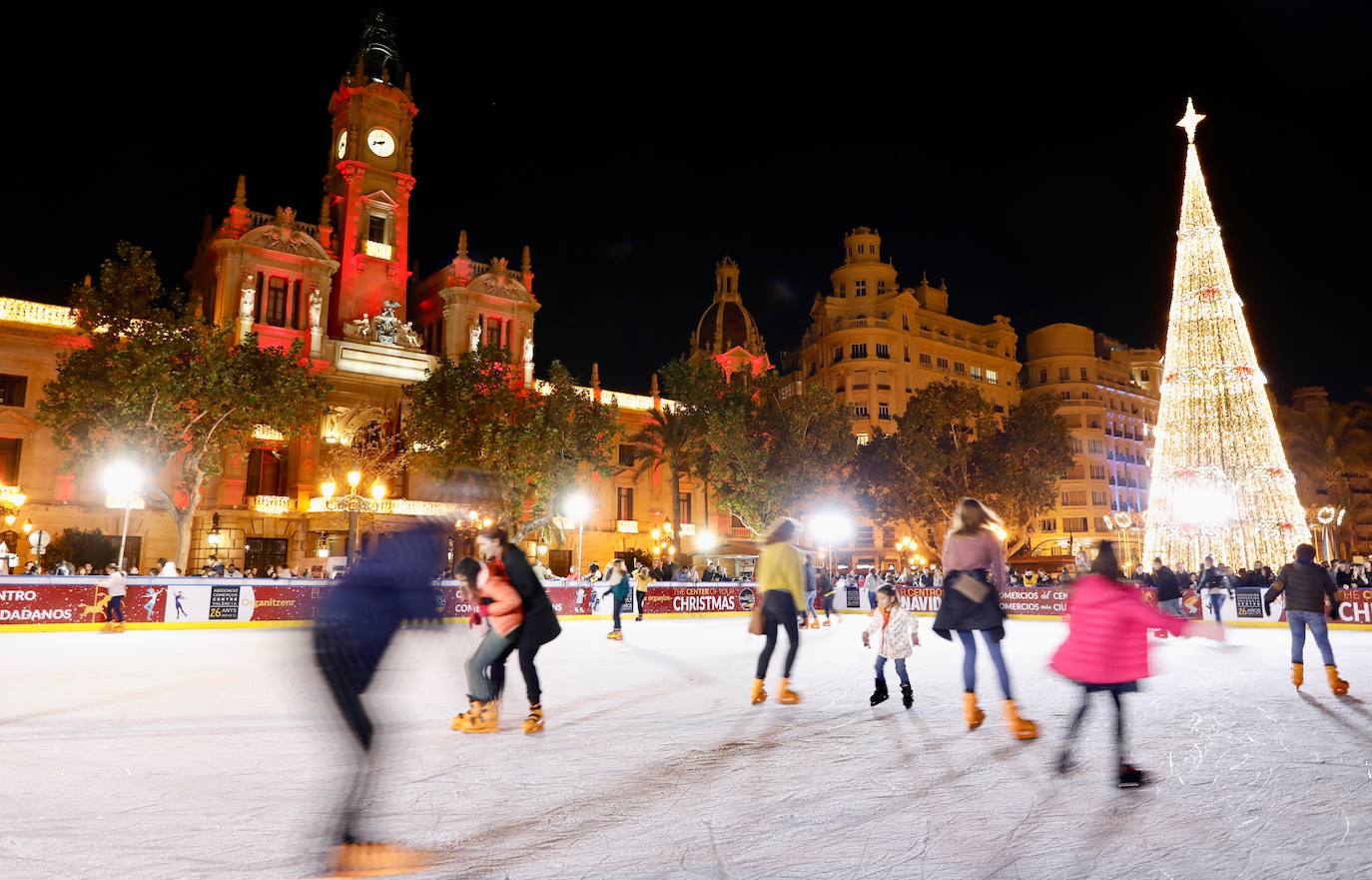 La Navidad ya ha empezado en Valencia. Joan Ribó, alcalde de la ciudad, ha encendido las luces del árbol de la Plaza del Ayuntamiento junto a las falleras mayores Consuelo Llobell y Carla García y el concejal de Cultura Festiva, Pere Fuset. El acto ha estado amenizado por las actuaciones del Coro Escolar COMVAL (CAES Comunitat Valenciana) y los Niños Cantores DIVISI.