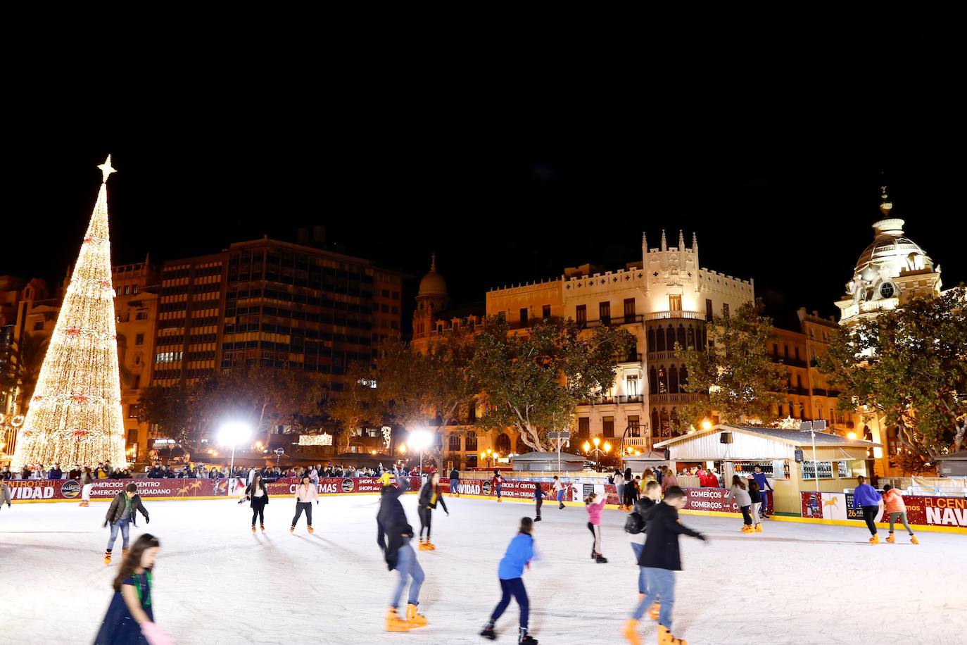 La Navidad ya ha empezado en Valencia. Joan Ribó, alcalde de la ciudad, ha encendido las luces del árbol de la Plaza del Ayuntamiento junto a las falleras mayores Consuelo Llobell y Carla García y el concejal de Cultura Festiva, Pere Fuset. El acto ha estado amenizado por las actuaciones del Coro Escolar COMVAL (CAES Comunitat Valenciana) y los Niños Cantores DIVISI.