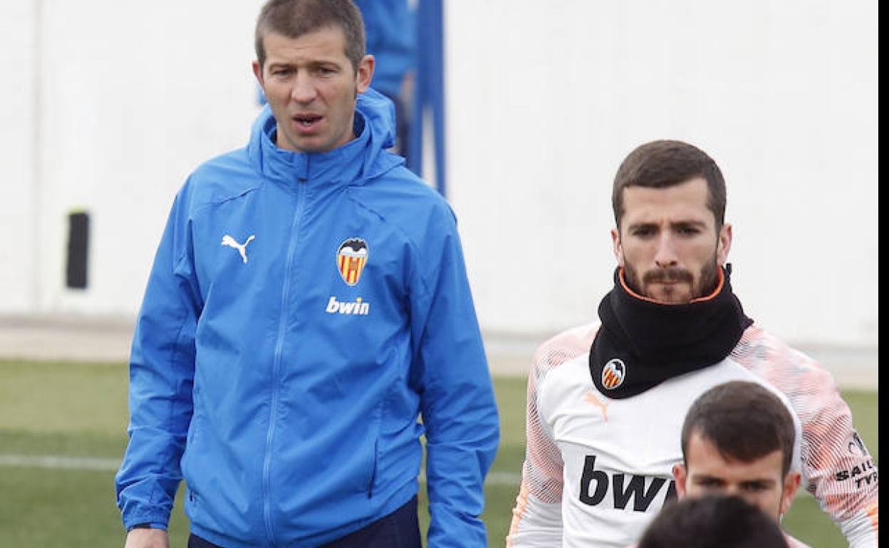 Celades observa un ejercicio durante un entrenamiento del Valencia