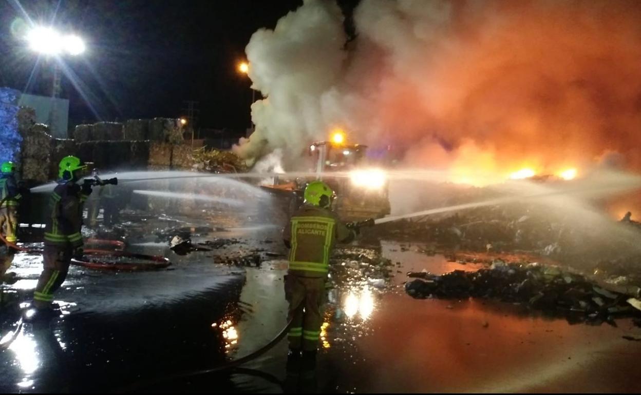 Bomberos trabajando en el incendio.