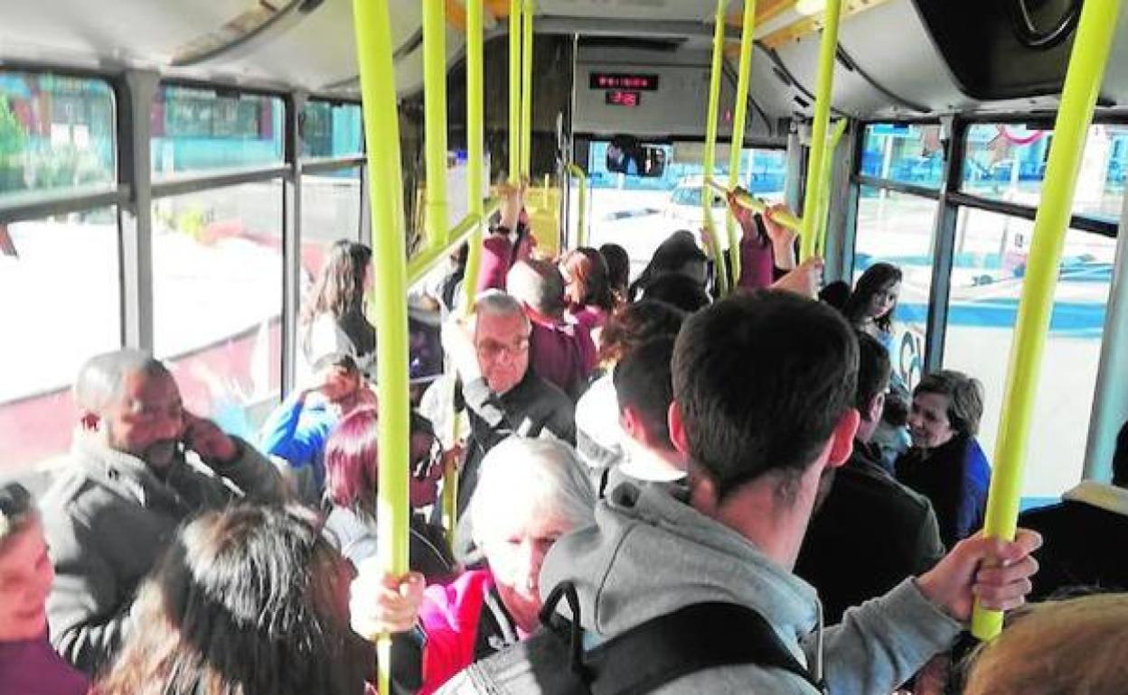 Interior de un autobús en el área metropolitana de Valencia.