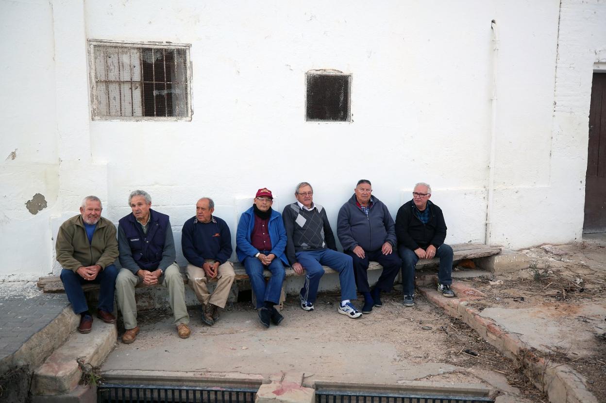 Vecinos junto al 'motor' del Progreso, en el pequeño puerto de Silla, junto a la Albufera. 