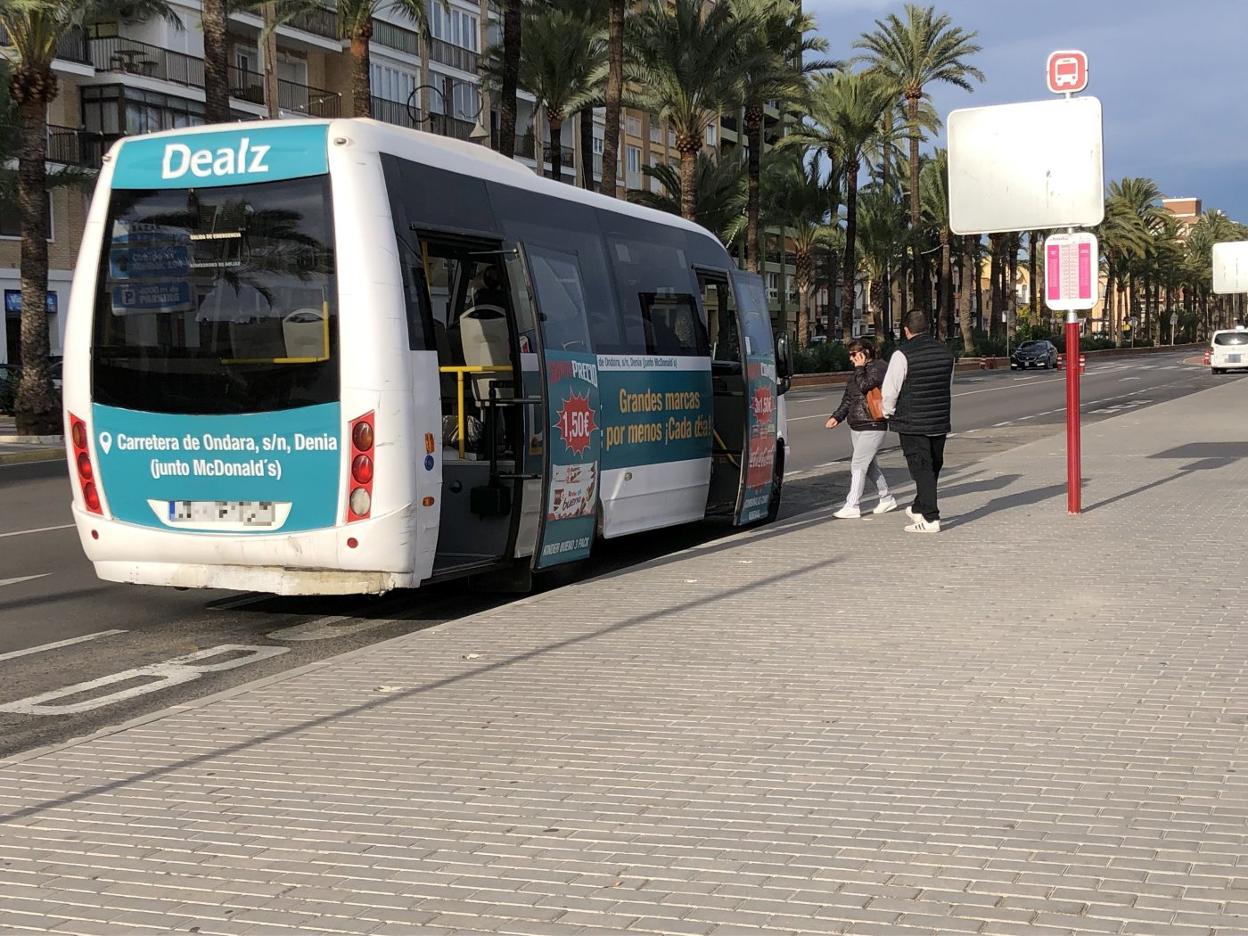 Uno de los microbuses que presta servicio en Dénia en la parada de la explanada Cervantes. 