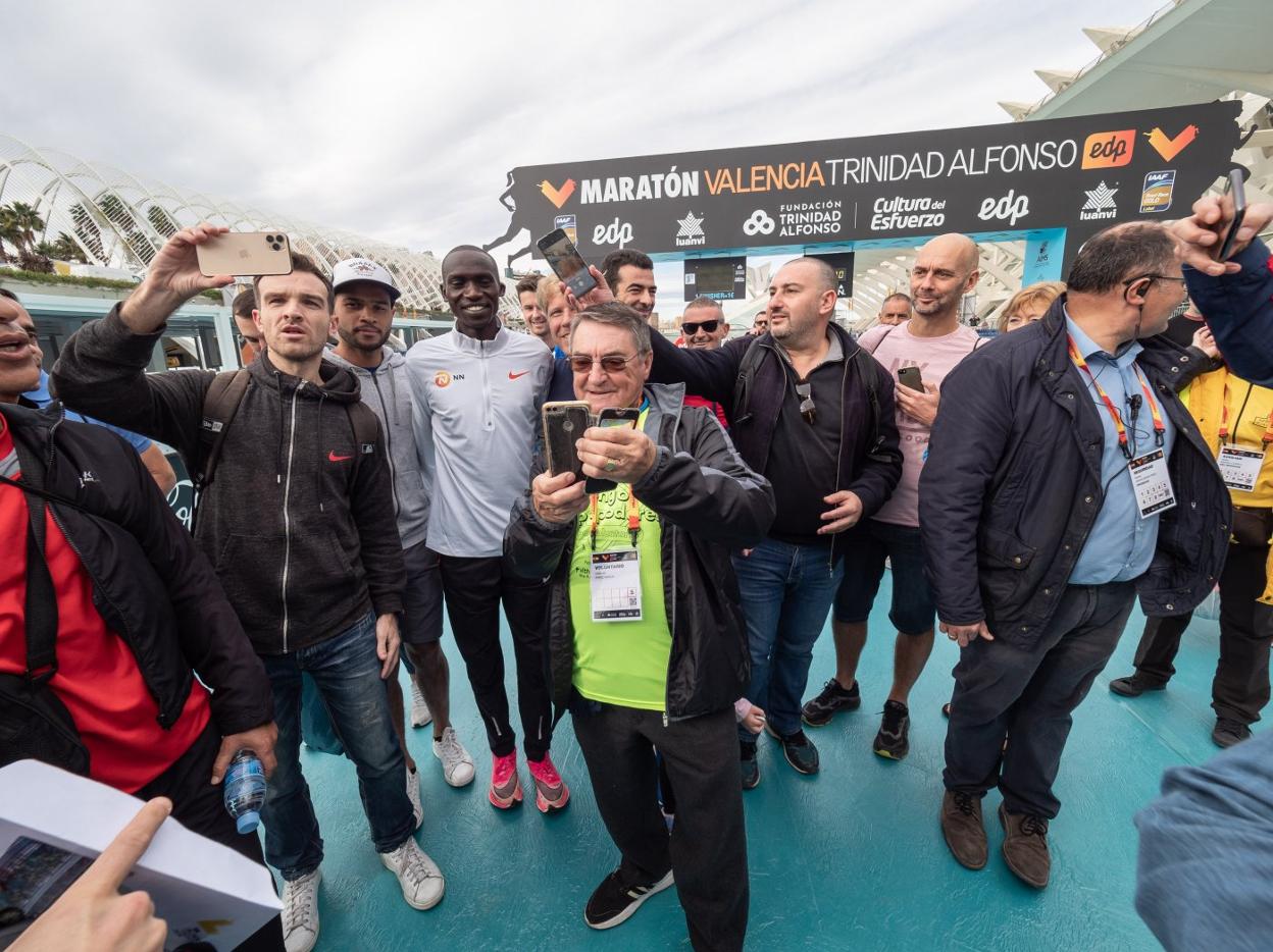 Aficionados se fotografían ayer con Cheptegei, que buscará el récord mundial en 10K. 