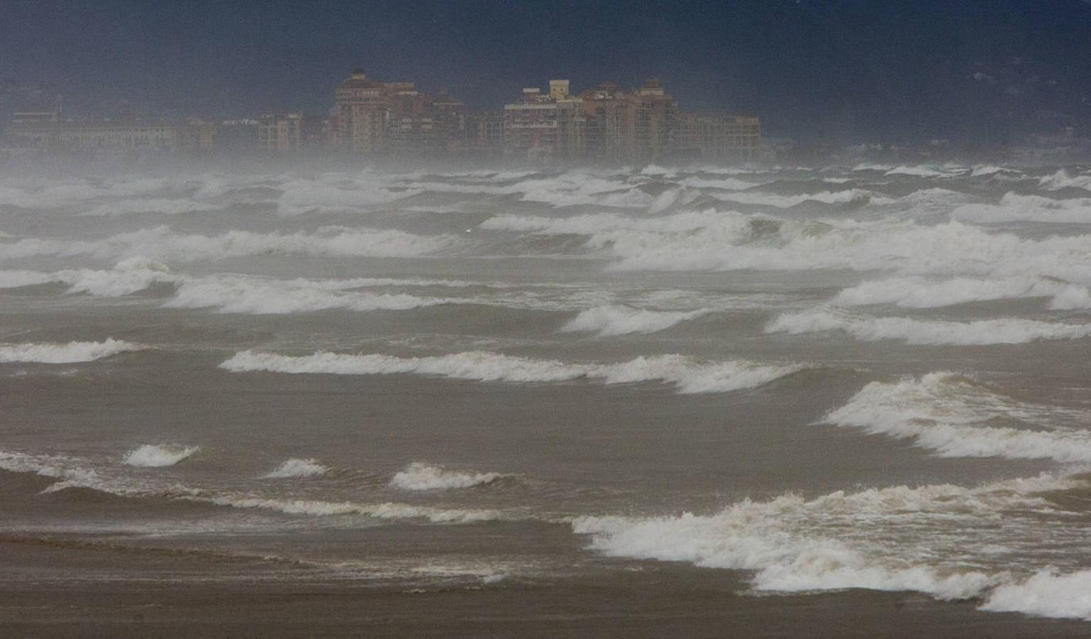 El puerto de Valencia ha estado cerrado por el temporal de viento. 