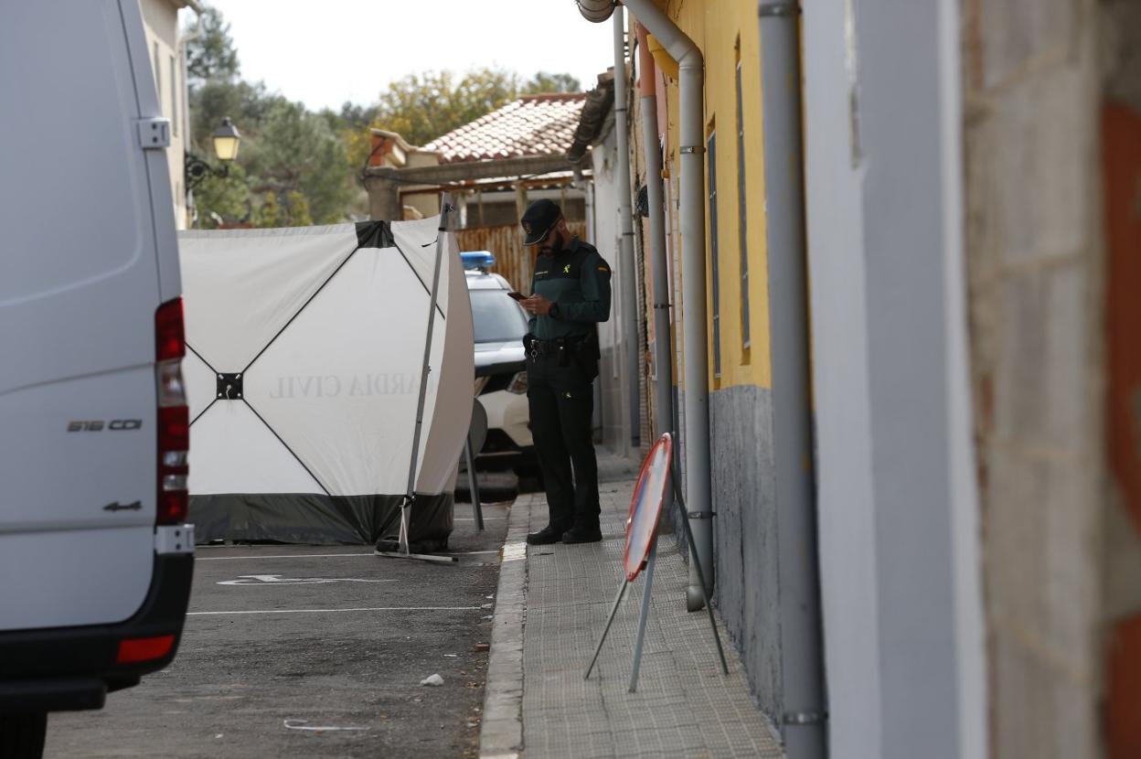 Un guardia civil custodia la entrada de la casa de Manuel registrada como posible escenario de un crimen. 