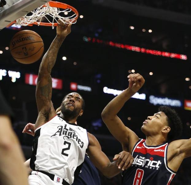 Kawhi Leonard machaca el aro. 