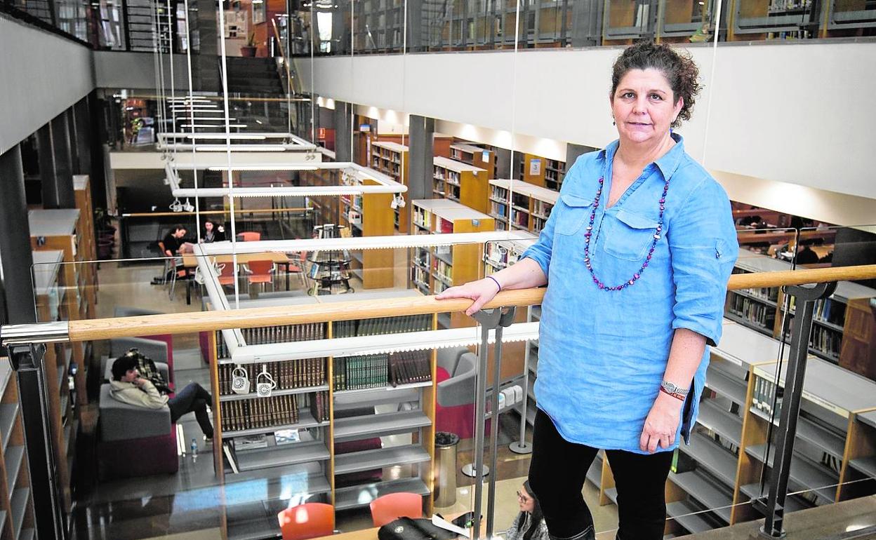 Ruth Abril en la biblioteca de la universidad.