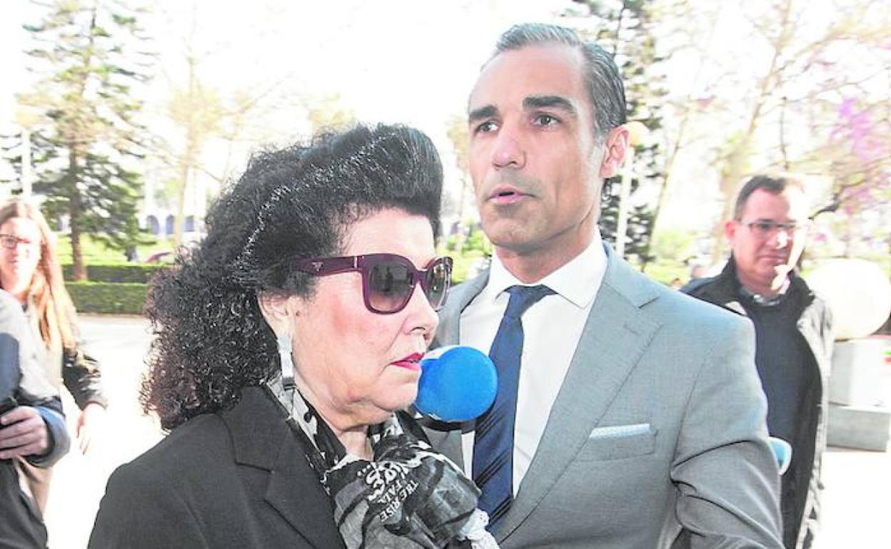 Consuelo Císcar, en las puertas de la Ciudad de la Justicia. 