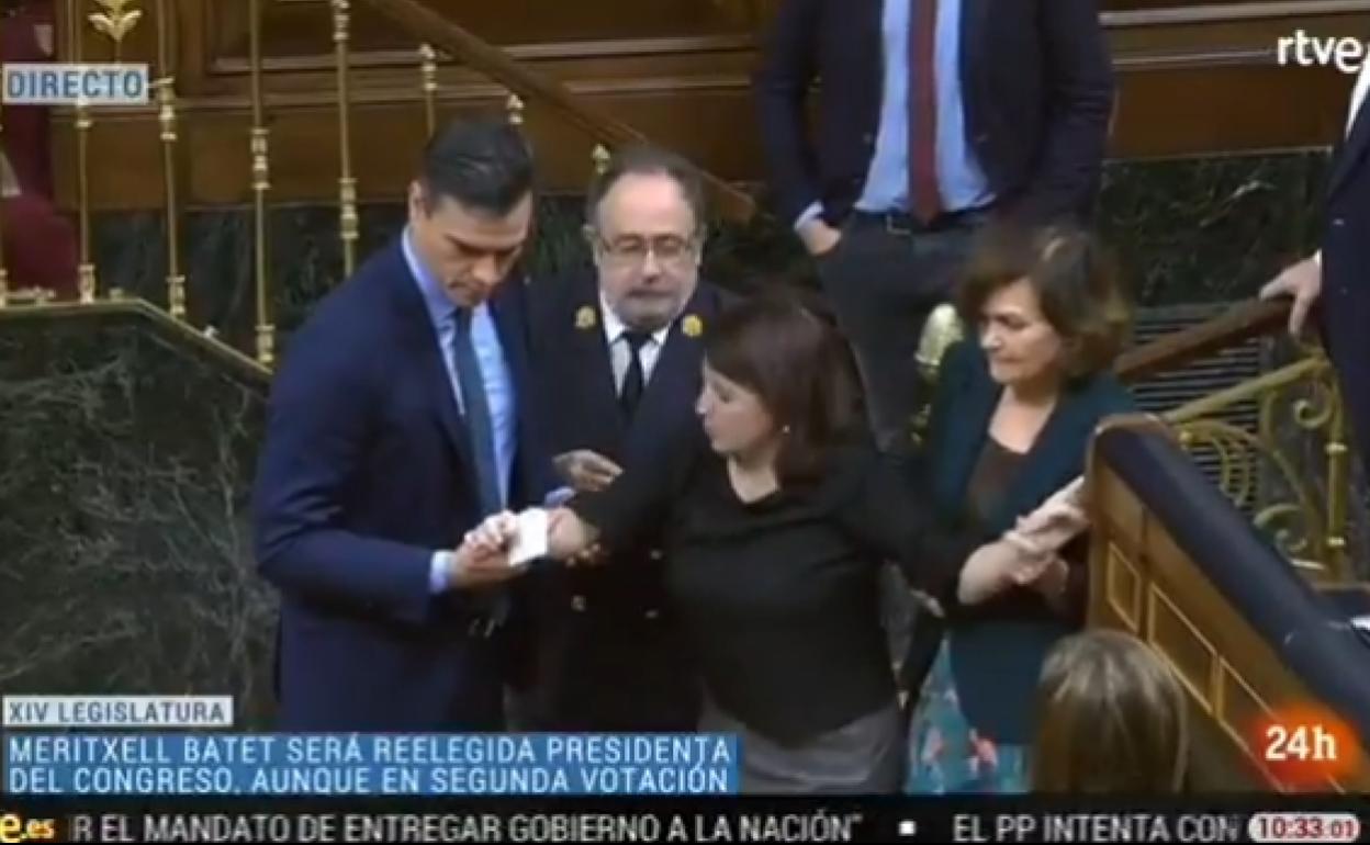 Pedro Sánchez y Carmen Calvo ayudan a la portavoz de su partido, Adriana Lastra.