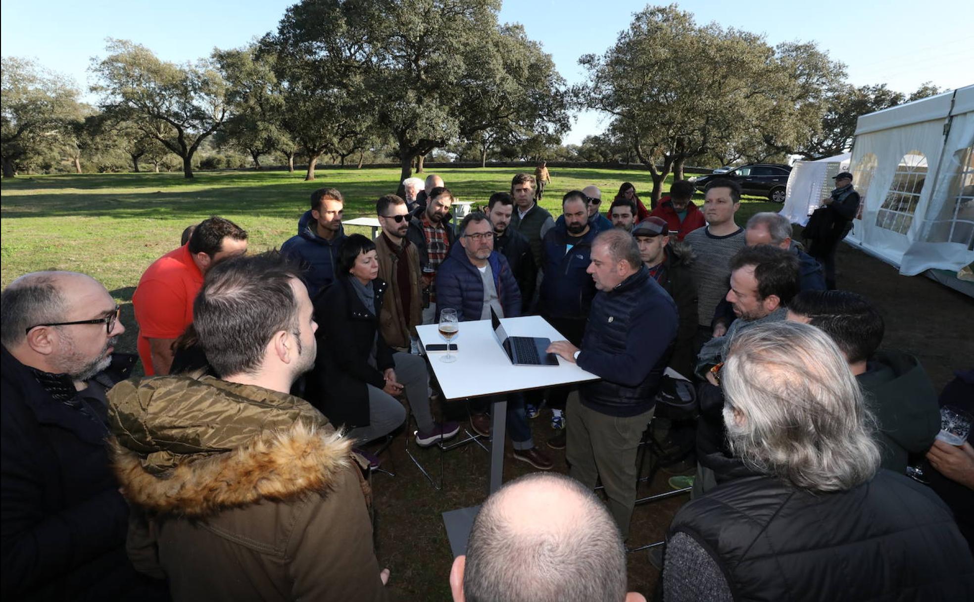 Los chefs escuchan el Manifiesto de Zafra.