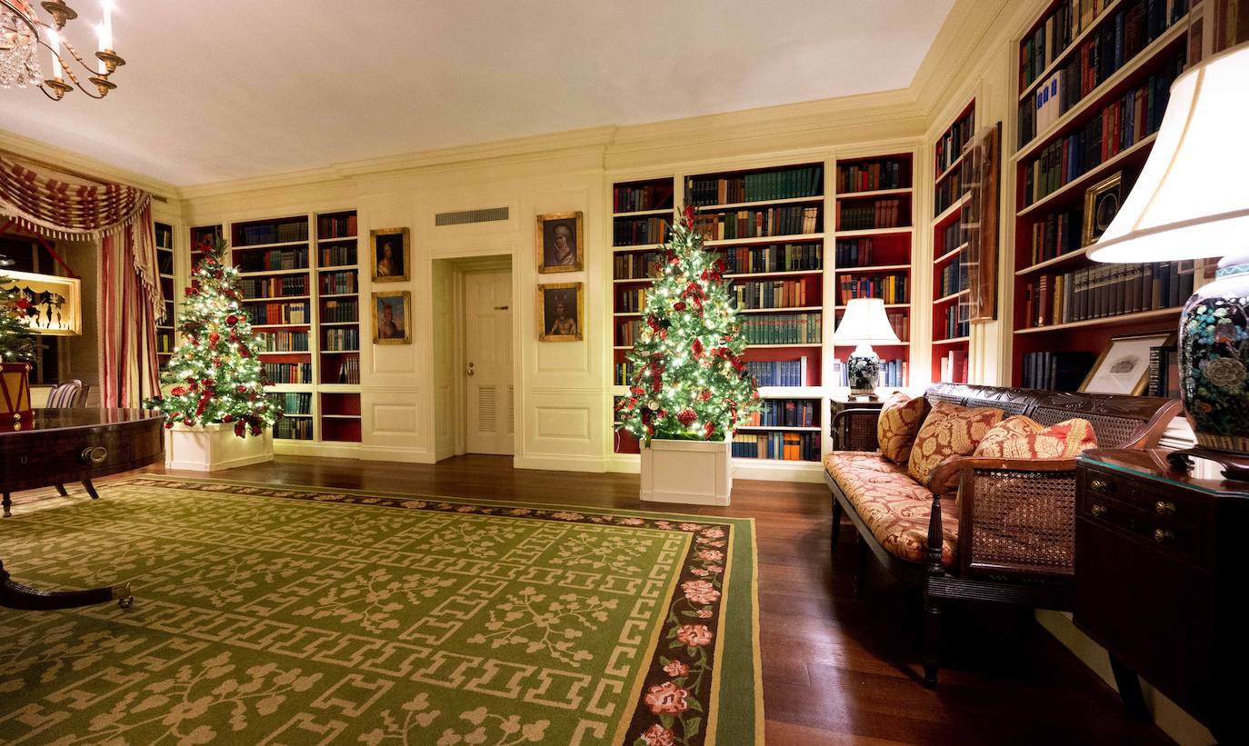 Los adornos navideños abarrotan un año más la Casa Blanca pese a que la primera dama ha reducido a la mitad el número de abetos. Este año, Melania Trump se ha moderado. Ha decidido conformarse con sólo 22 árboles distribuidos por todas las estancias, junto con kilómetros de guirnaldas y centenares de lucecitas, y ha titulado el conjunto 'El espíritu de América'. 